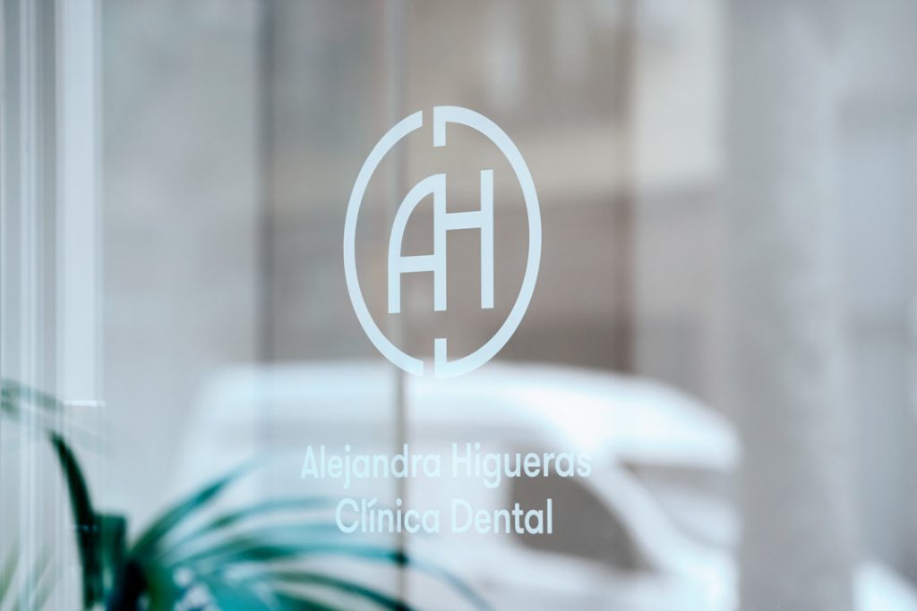 Alejandra Higueras Clnica位于西班牙的一家牙科诊所医疗品牌及导视设计欣赏