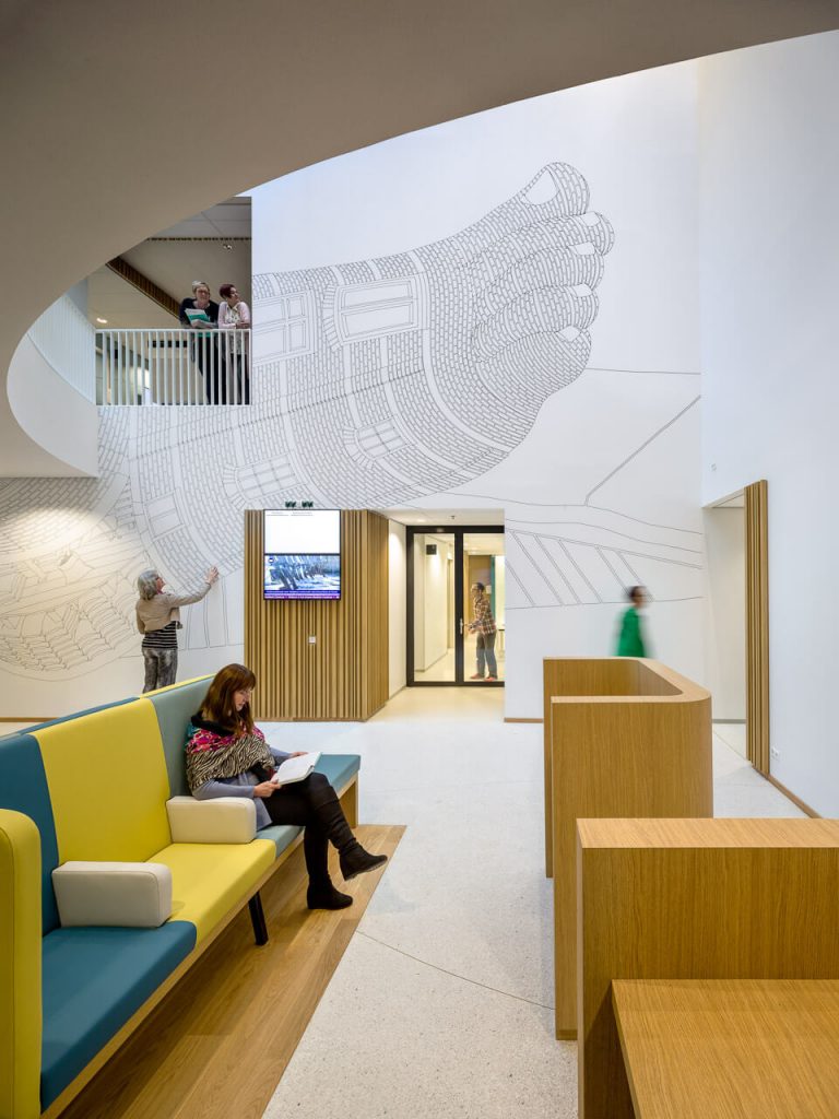 创造一个治愈的环境，Zaans医疗中心导视设计欣赏
