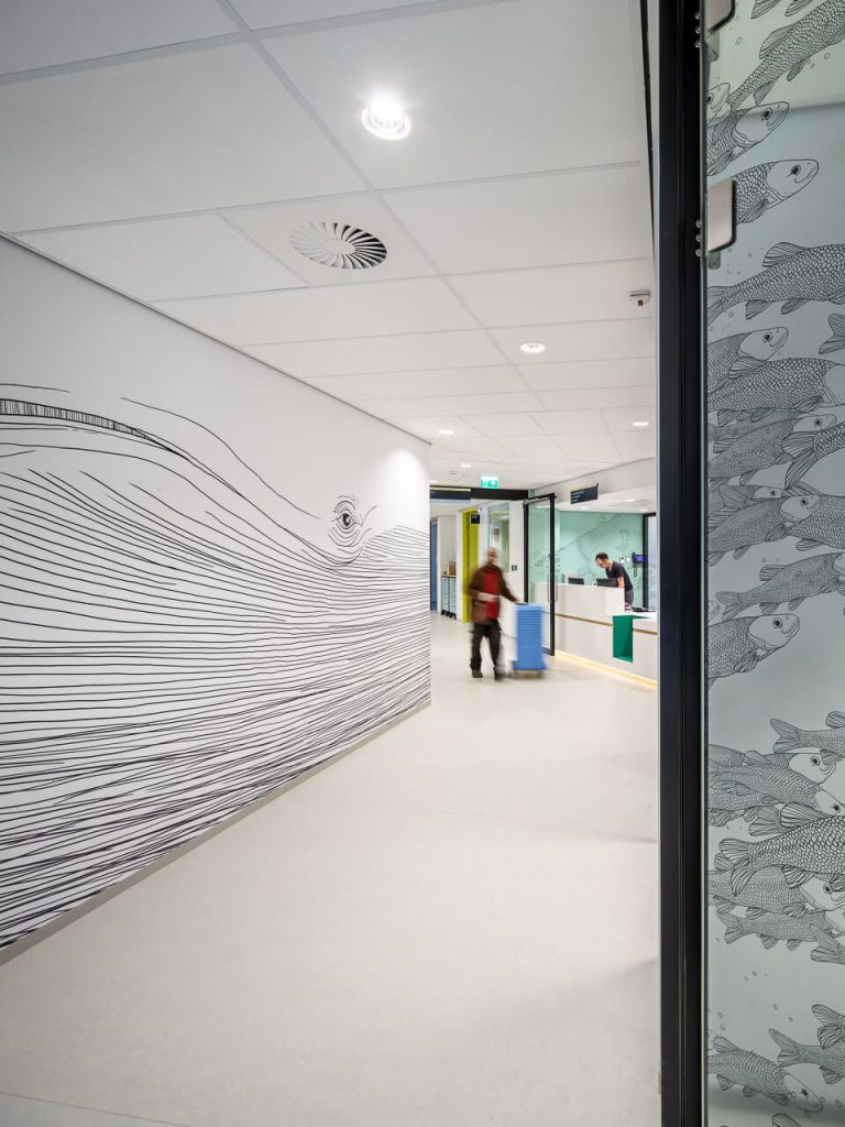 创造一个治愈的环境，Zaans医疗中心导视设计欣赏